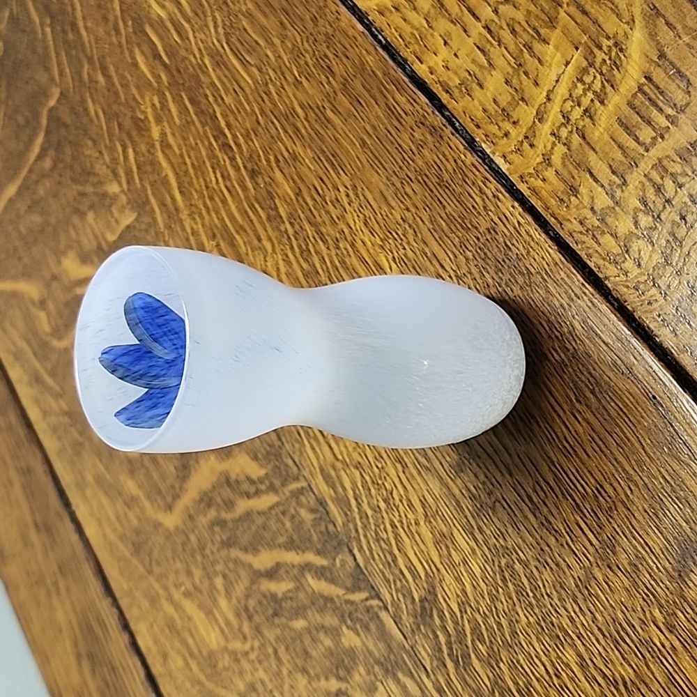 Ulrica Hydman–Vallien Tulipa 1991 White Vase with Hand Painted Blue Tulip Signed - Picture 4 of 9